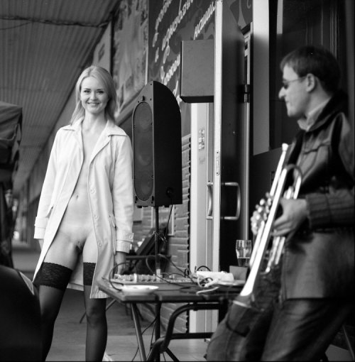 500x510, 49 Kb / халат, плащ, чулки, ч/б, колонки, труба