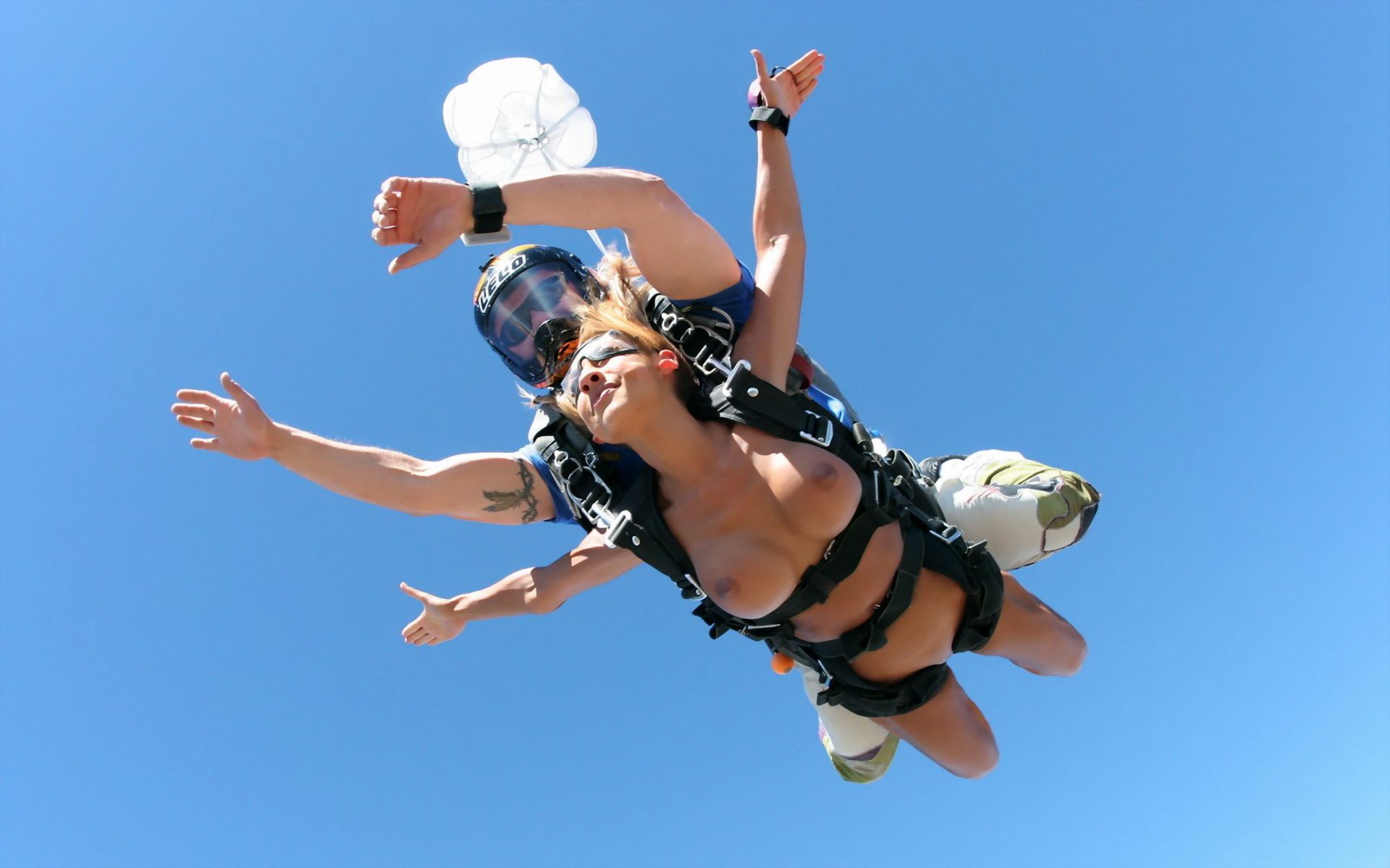 1920x1200, 229 Kb / парашют, сиськи