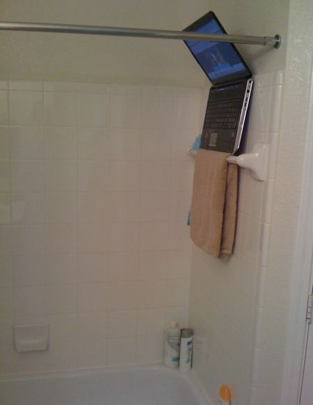 449x580, 32 Kb / ванная, ноутбук