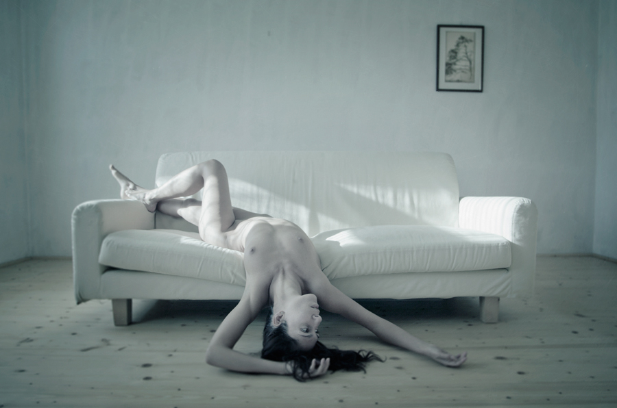 900x596, 210 Kb / диван, худая, стройная, брюнетка