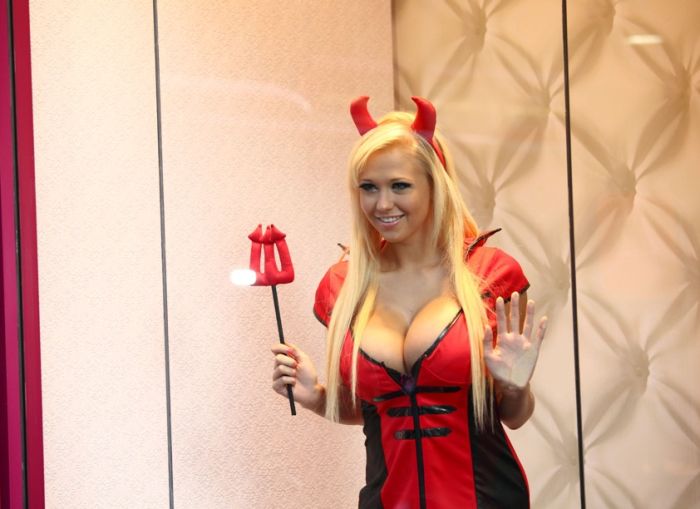 700x509, 43 Kb / черт, рога, вилы, блондинка