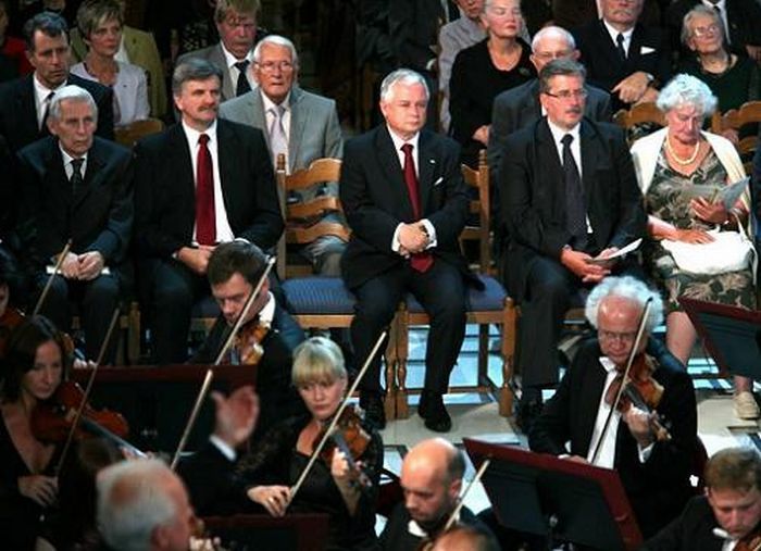 700x507, 75 Kb / качиньский, близнец, стулья, оркестр