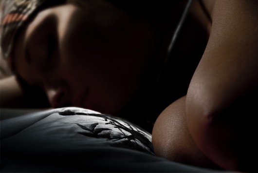 530x355, 22 Kb / спит, сон, кровать, брюнетка, девушка