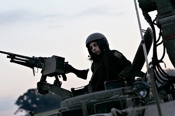 604x400, 63 Kb / еврейка, танк