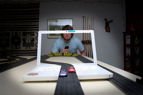 500x334, 29 Kb / иллюзия, ноутбук, жд дорога, парень