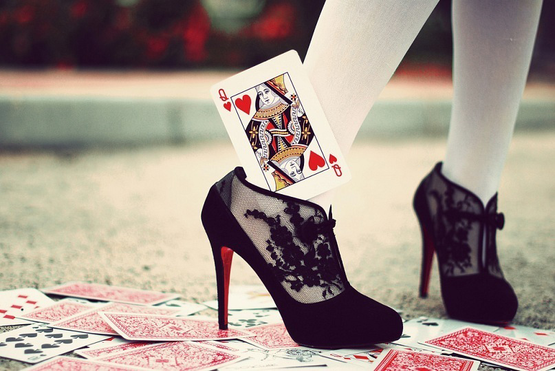 807x539, 232 Kb / карты, туфли, дама