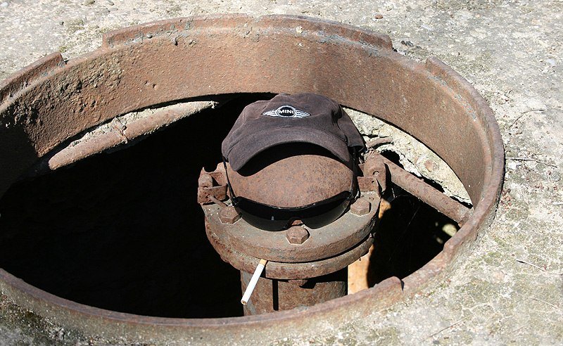 800x492, 138 Kb / водопроводчик, мини, кепка, сигарета, люк