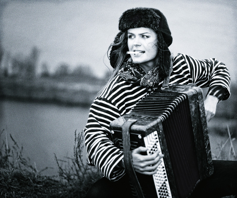 799x667, 216 Kb / девушка, шапка, ушанка, сигарета, тельняшка, гармошка, баян