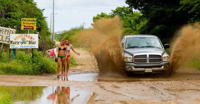639x333, 79 Kb / авто, лужа, брызги, джип