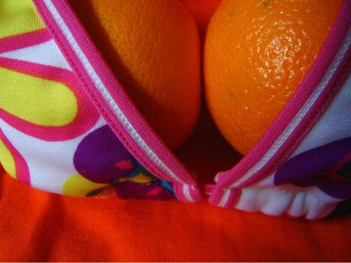 700x525, 57 Kb / сиськи, апельсины, лифчик