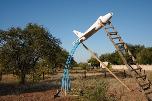 500x333, 59 Kb / самолет, памятник, лестница, подпорка