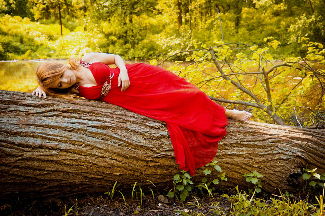 1067x709, 260 Kb / красное платье, дерево, девушка, грудь