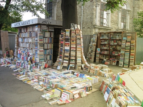 500x375, 192 Kb / книги, улица, антиквариат