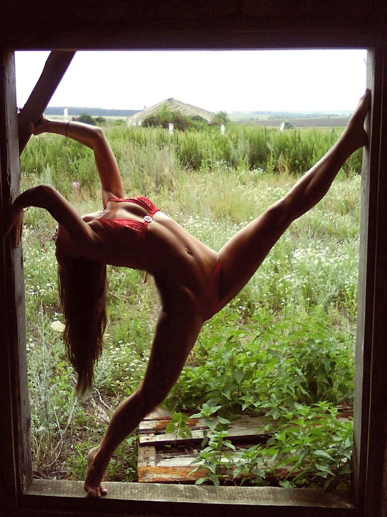 768x1024, 266 Kb / шпагат, девушка, трава