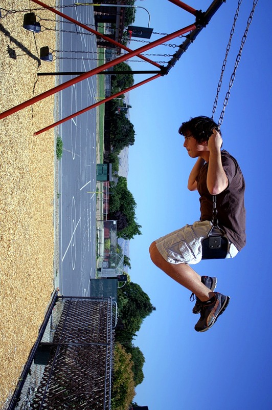 532x800, 143 Kb / качели, солнышко