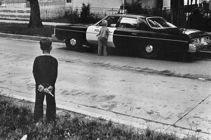 720x478, 101 Kb / мальчик, пистолет, полиция, ч/б