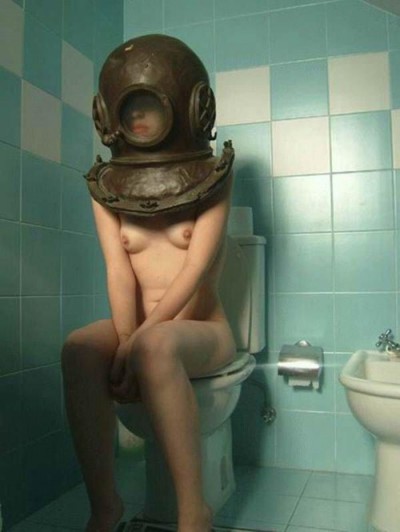 400x532, 34 Kb / скафандр, унитаз, туалет