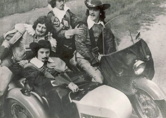 536x381, 55 Kb / мотоцикл, мушкетёры, боярский, ч/б