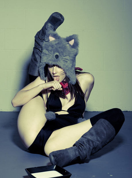 460x617, 39 Kb / костюм, косплей, гимнастка,акробатка, молоко, миска, вылизывается,стена, плитка, пол, кошка, лижет