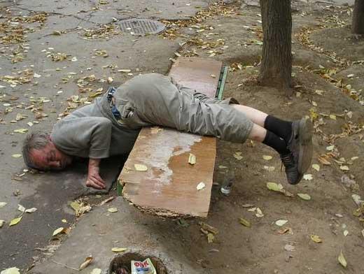 520x392, 42 Kb / алкаш, скамейка