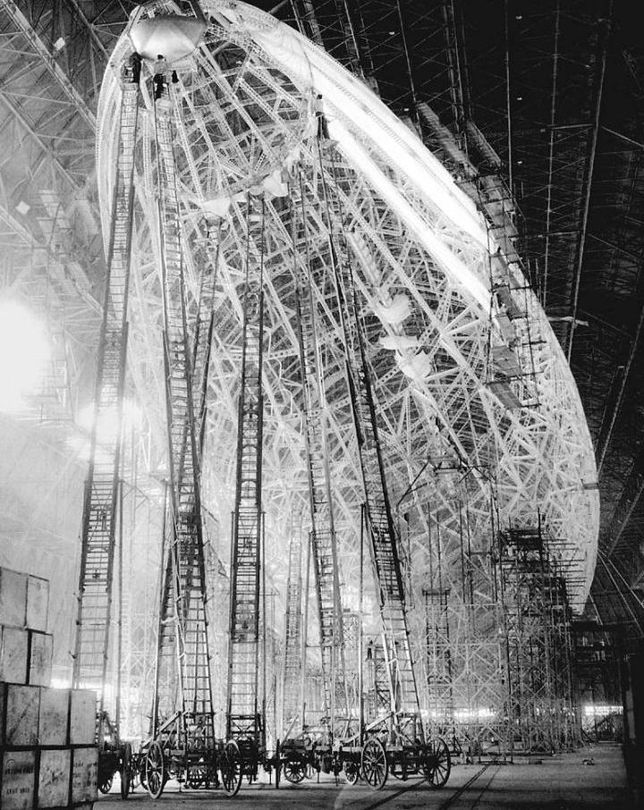 720x906, 156 Kb / ч/б, стройка, дирижабль, ретро