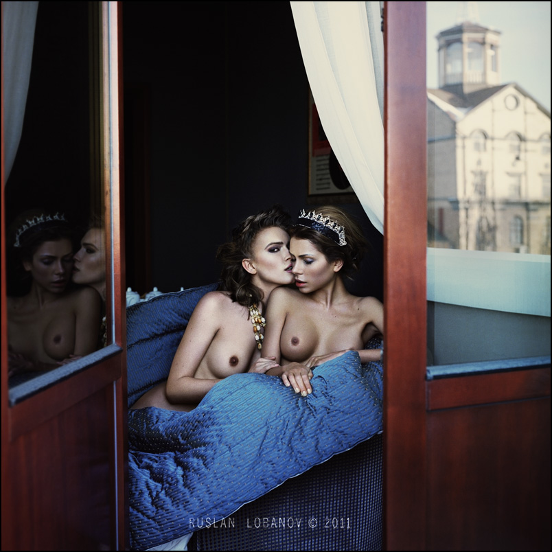 804x804, 200 Kb / корона, одеяло, отражение, две