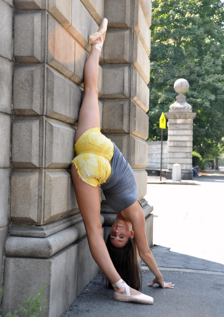 725x1024, 91 Kb / шпагат, балерина, стена, шорты