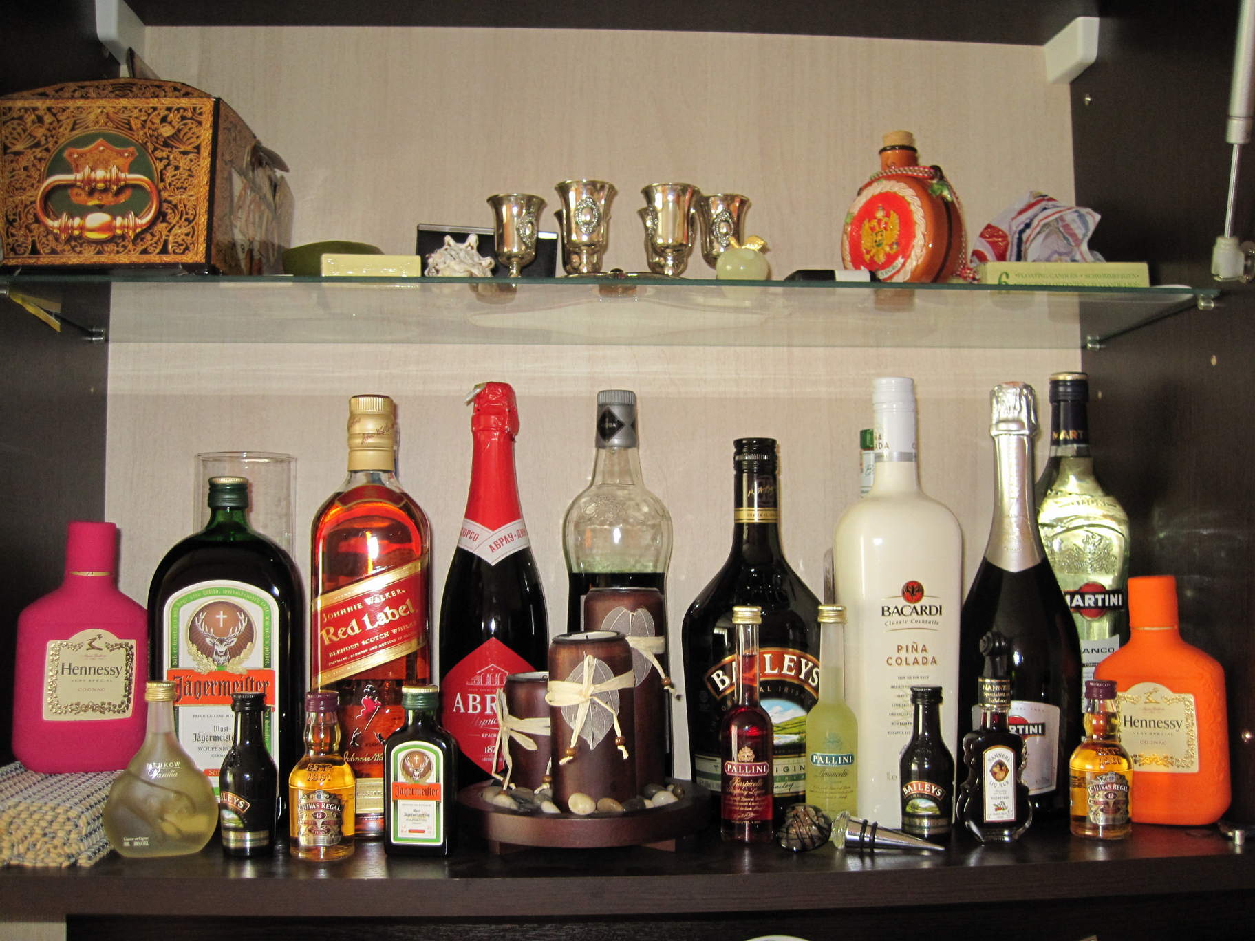 1824x1368, 280 Kb / бар