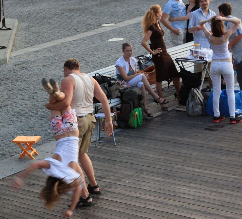 840x759, 134 Kb / мужик, вниз головой, девка