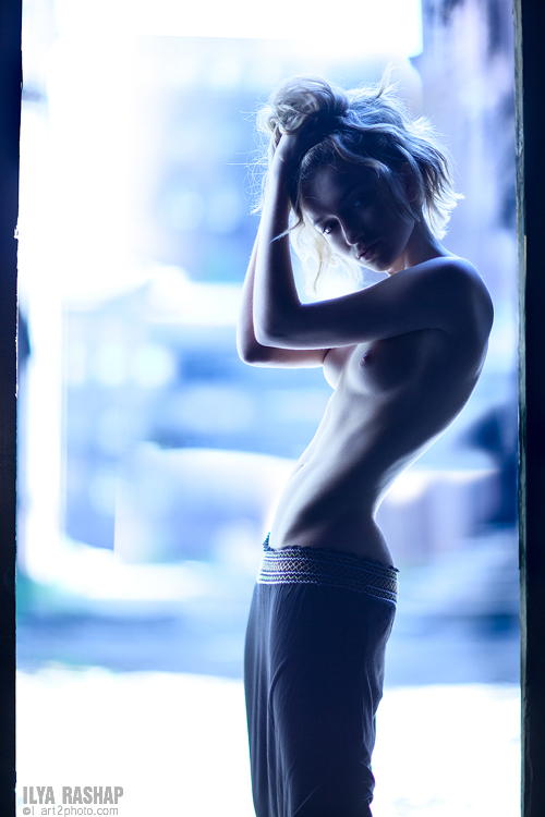 500x750, 192 Kb / топлесс, макси, блондинка, юбка, изгиб