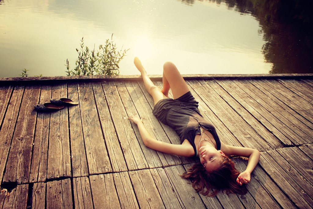 1024x683, 206 Kb / вода, причал, тапки, помост, рыжая