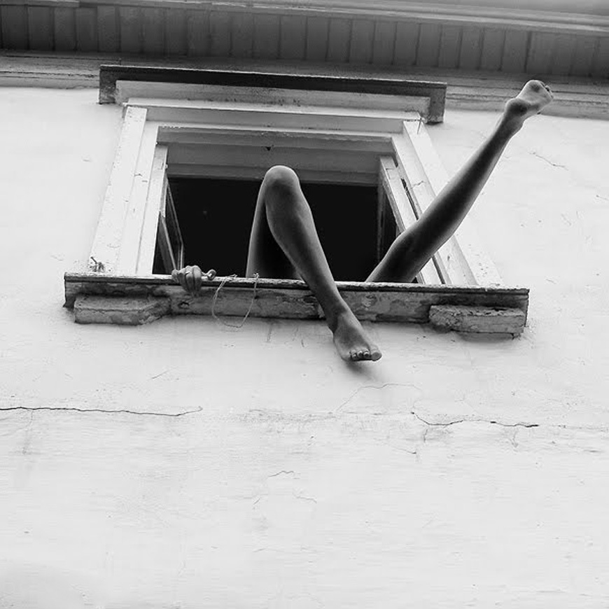 870x870, 166 Kb / ч/б, ноги, окно