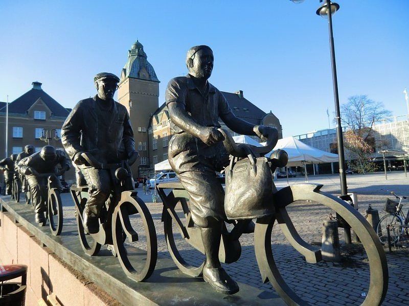 800x600, 113 Kb / велосипедисты, скульптура, металл