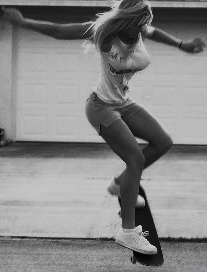 700x916, 272 Kb / ч/б, скейт, ворота, дорога, ноги, сиськи, в движении, блондинка