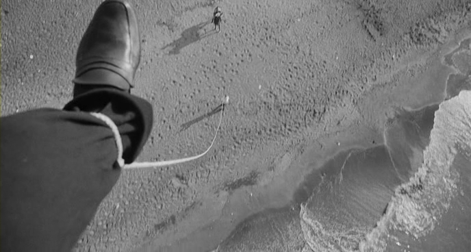 688x368, 142 Kb / федерико феллини, восемь с половиной, ч/б, кадр, воздух, нога, веревка, пляж