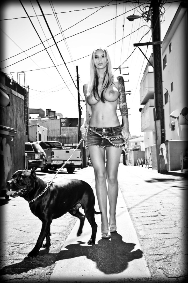 778x1169, 169 Kb / собака, ч/б, выгул, поводок, шорты, улица, топлесс, провода