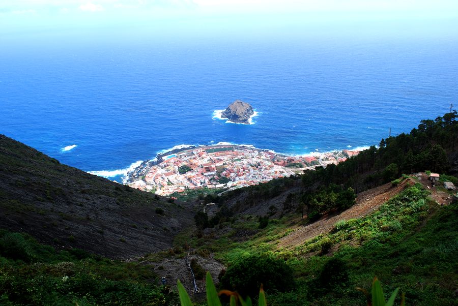 900x602, 144 Kb / город, море, скала