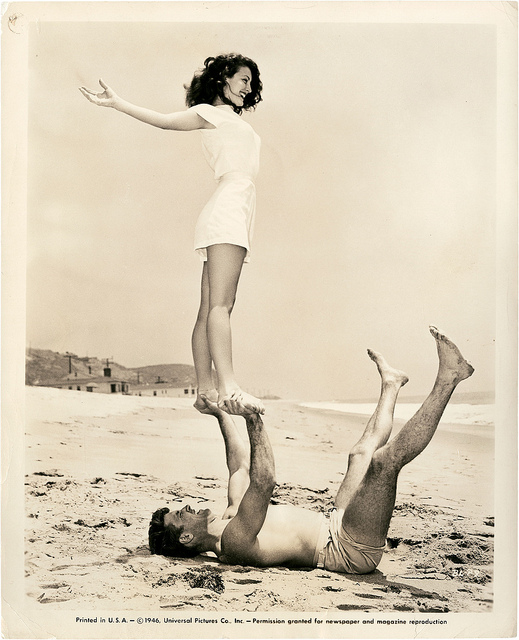 519x640, 157 Kb / акробатика, сепия, пляж, девушка