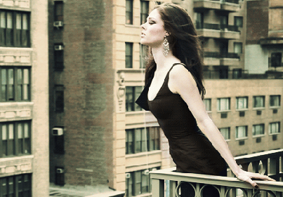 403x281, 296 Kb / девушка, балкон, город, gif