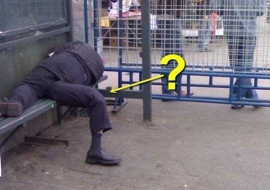 539x380, 80 Kb / бомж, лавка, нога