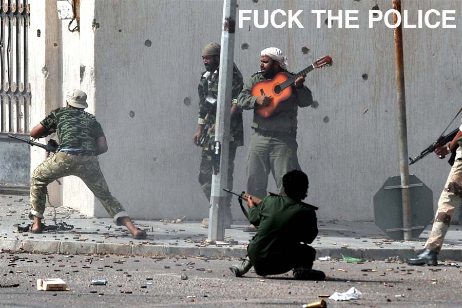 900x599, 85 Kb / бой, гитара, автоматы, стрельба