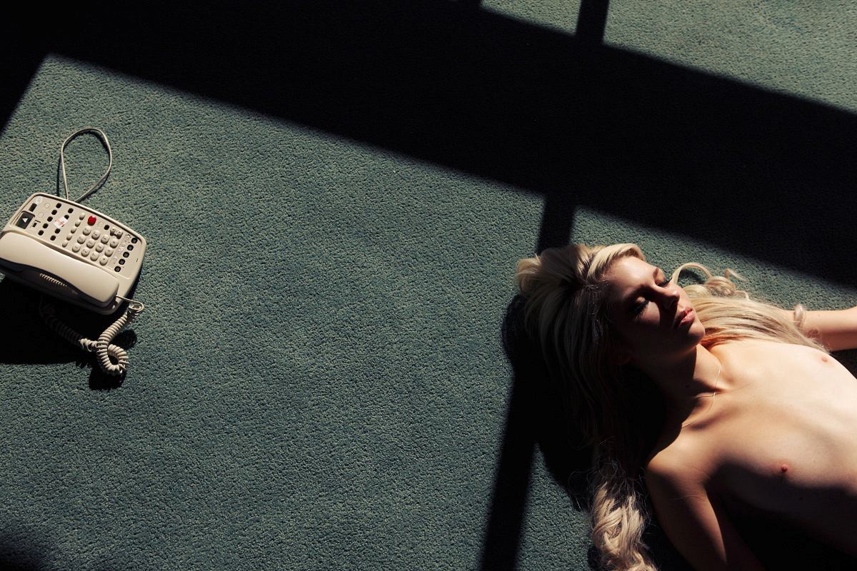 1200x800, 217 Kb / телефон, тень