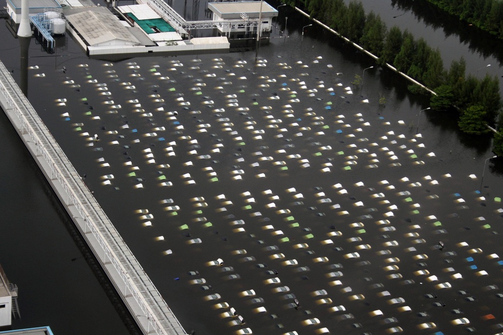 990x660, 225 Kb / honda, наводнение