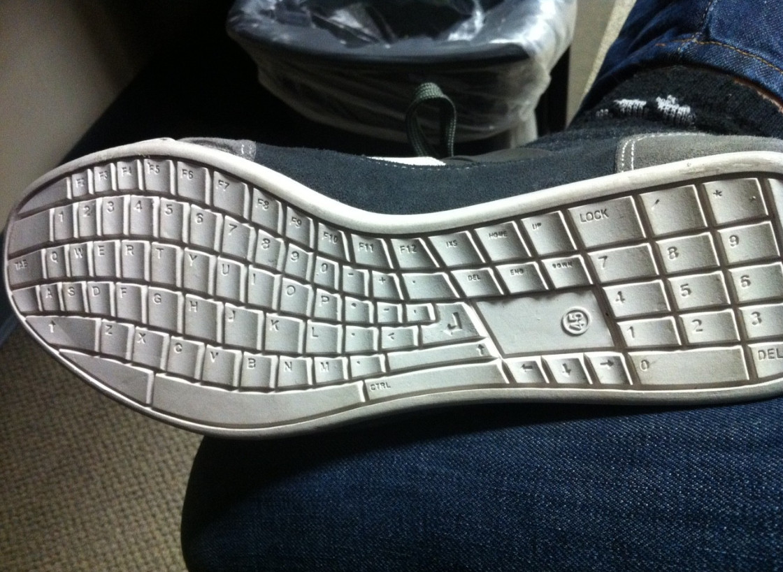 1120x819, 266 Kb / подошва, клавиатура, след, обувь