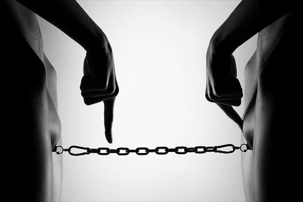 1023x682, 69 Kb / эротика, цепь, пирсинг, цепочка, карабин, палец, ч/б