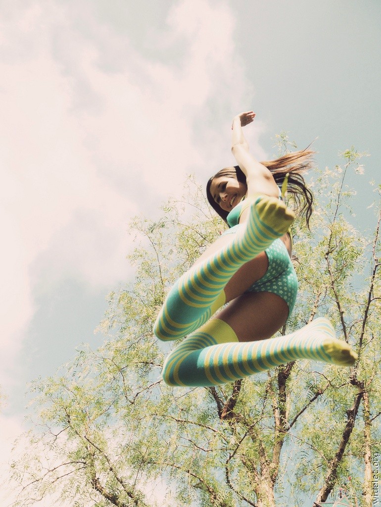 770x1024, 240 Kb / девушка, прыжок, дерево, листья, облако, небо
