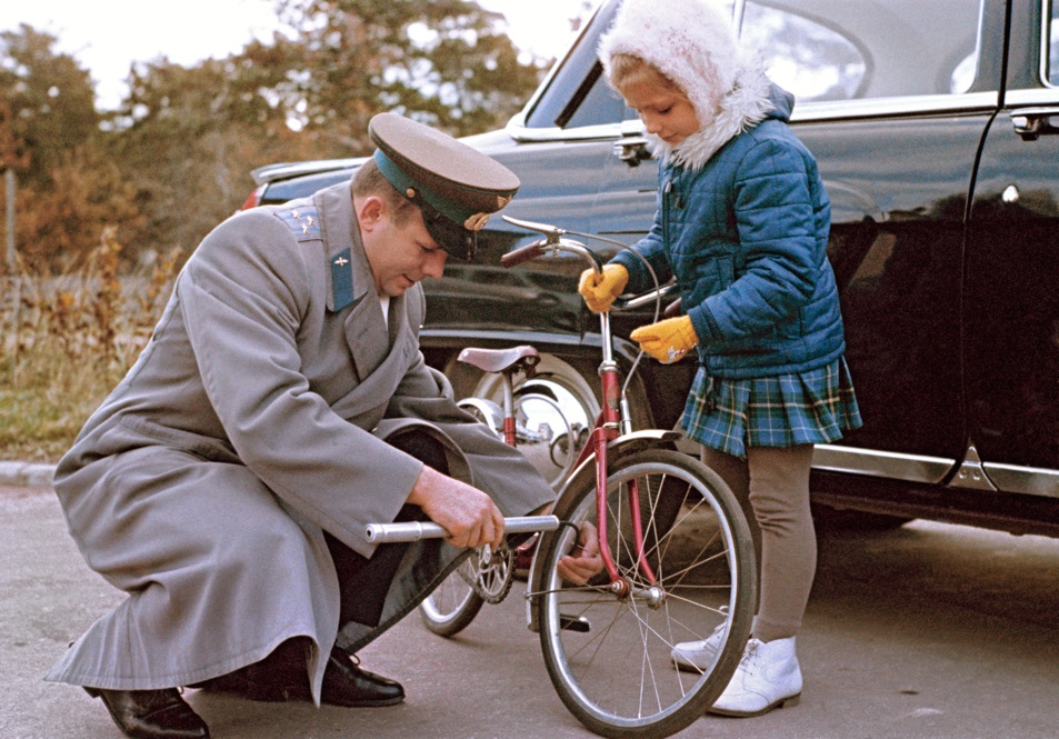 953x665, 232 Kb / juri gagarin, велосипед, юрий гагарин