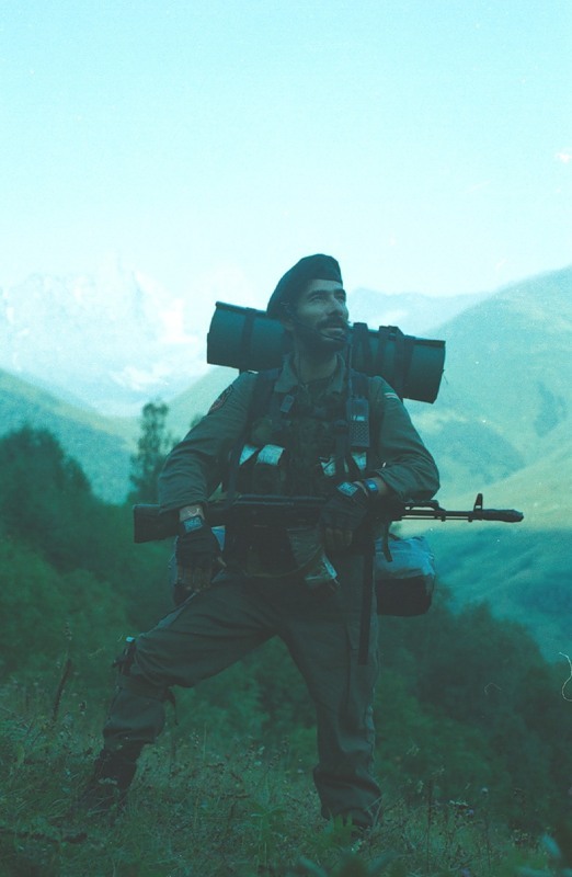 522x800, 63 Kb / горы,оружие