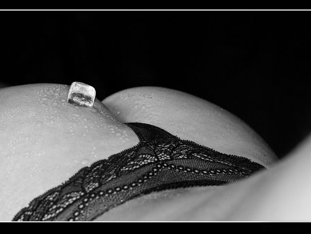 640x481, 90 Kb / попка, лед, ч/б