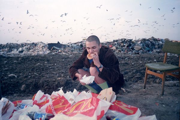 600x400, 47 Kb / макдональдс, свалка, жрачка, стул